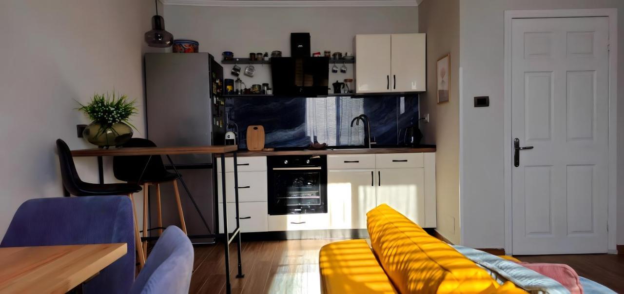 Appartamento Nuci's Place 2, Sunny With Balcony Near Blloku Tirana